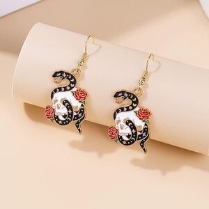 Gothic Fashion Halloween Gold Skull Snack Dangled Fashion Earrings. 🖤